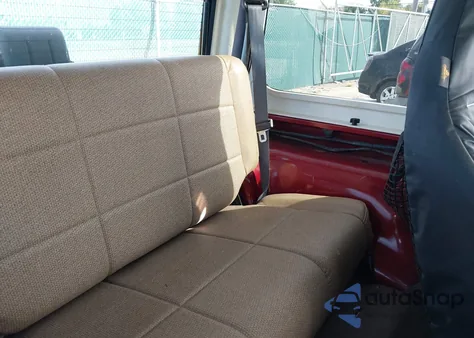 1999 Jeep Wrangler Sport z USA, uszkodzony, nr VIN 1J4FY19S9XP481181